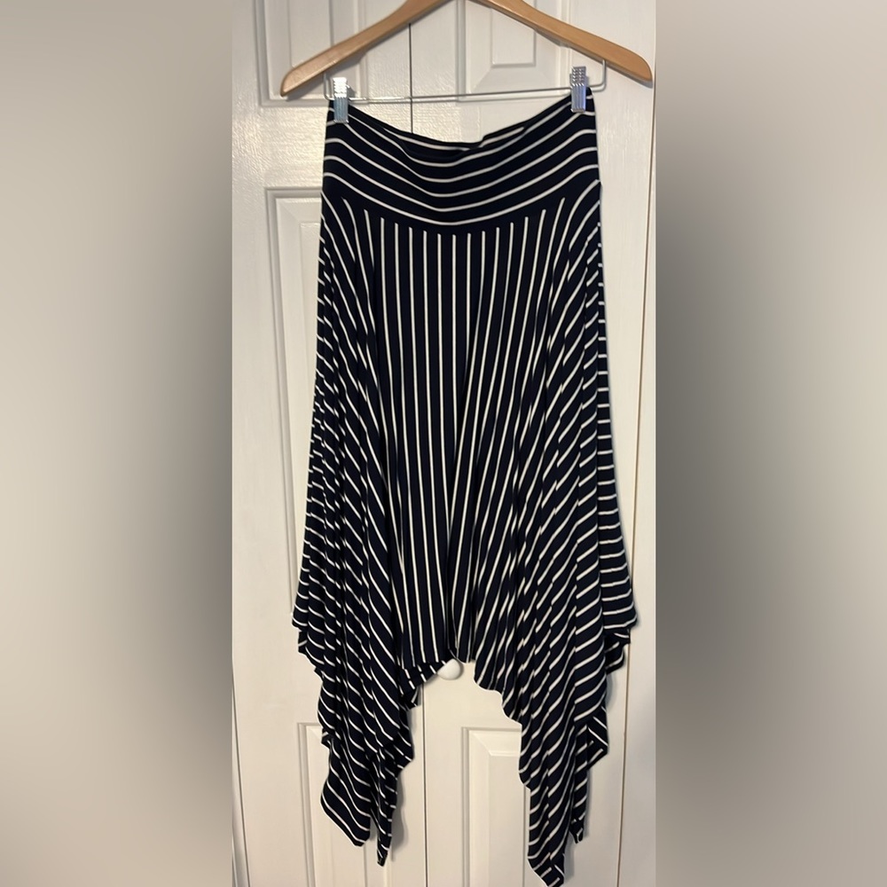EUC Cabi women's M Asymmetrical Striped 5183 Maxi Pull On Skirt Navy/White